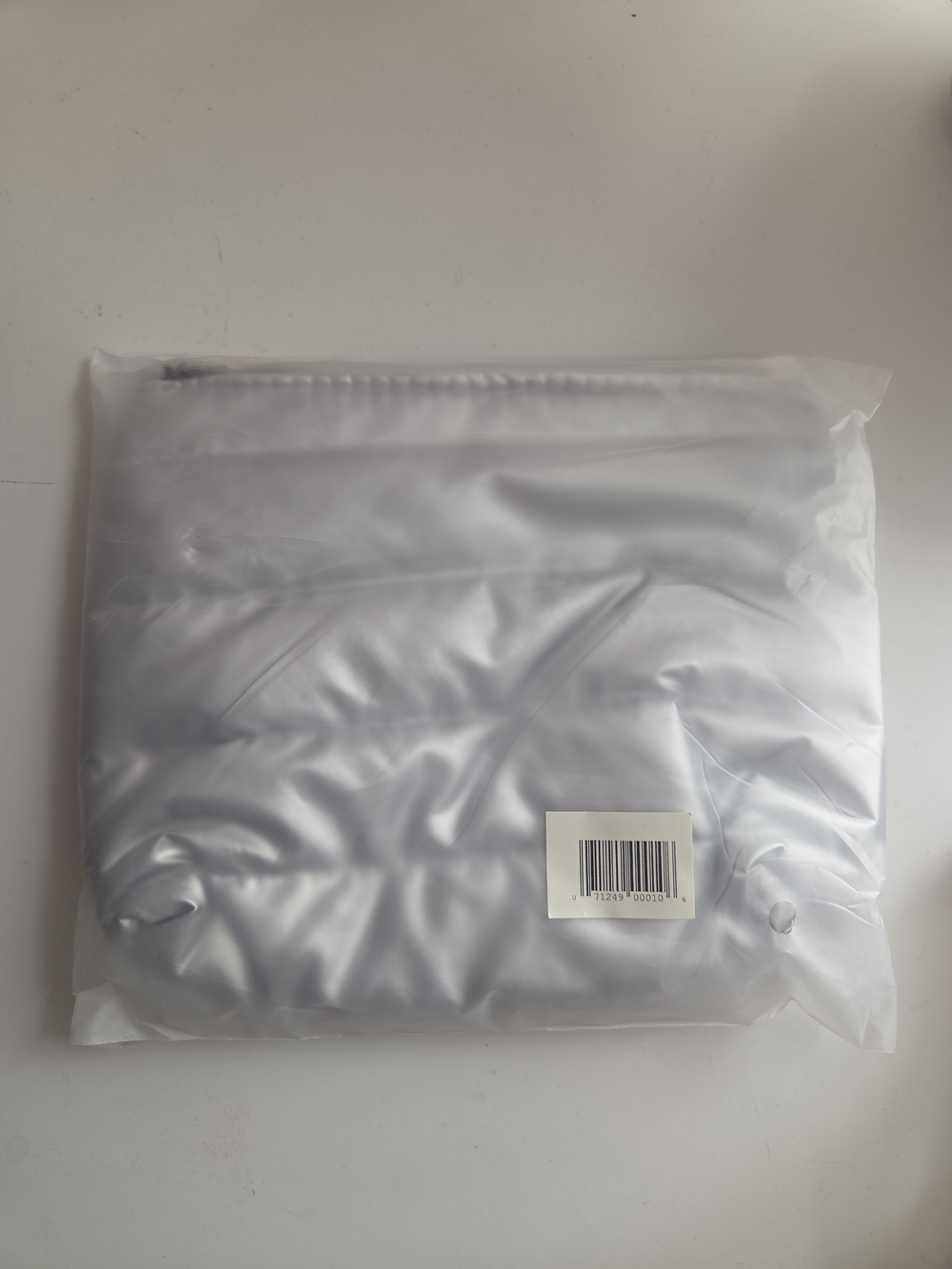 L'Oréal Silver Quilted Zippered Makeup Bag Pouch, Zipper Closure - Picture 3 of 4